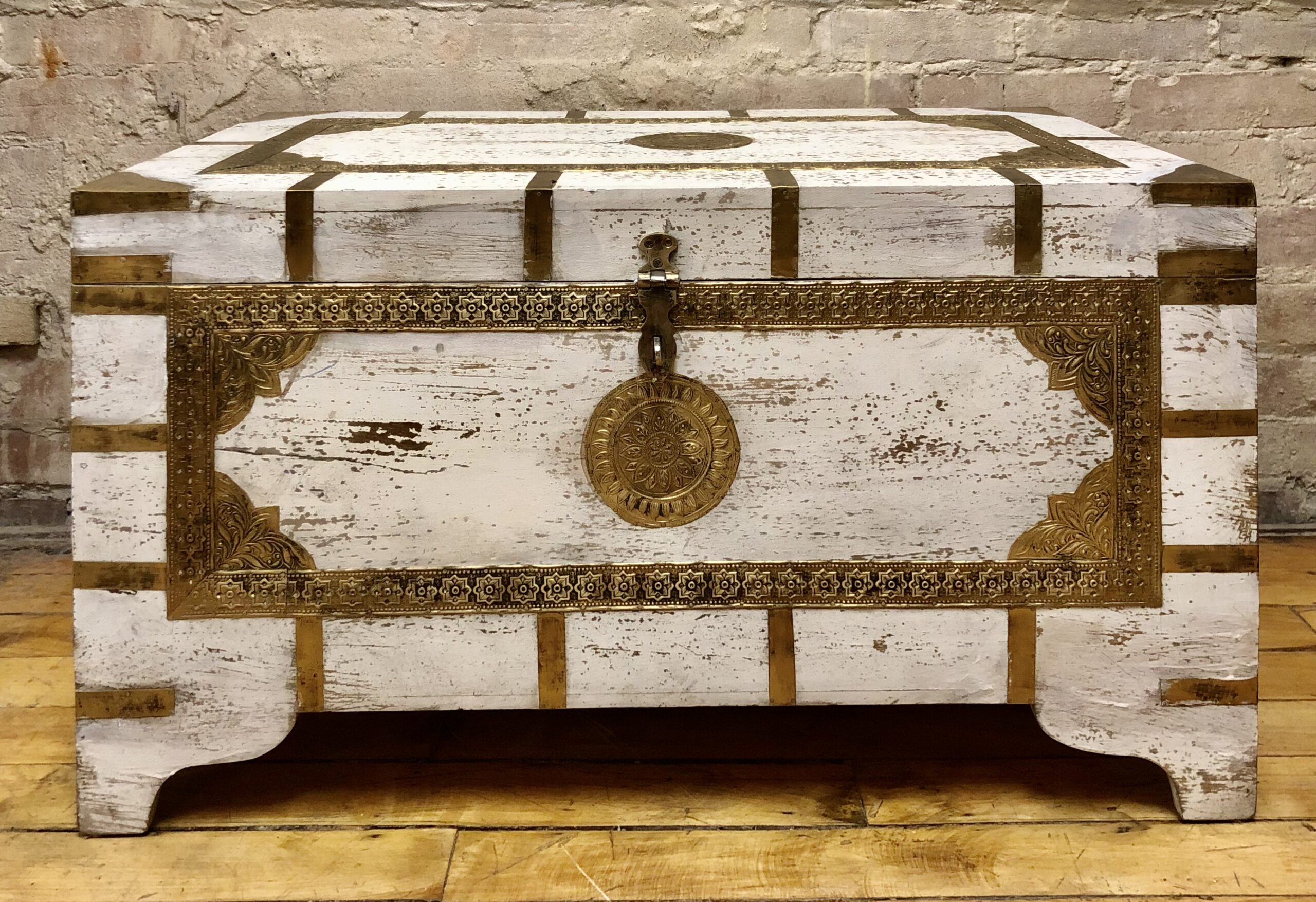 CHEST – BRASS TRIM