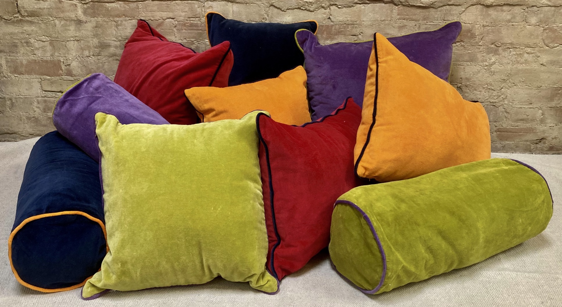 PILLOWS – VELVET WITH CONTRAST PIPING