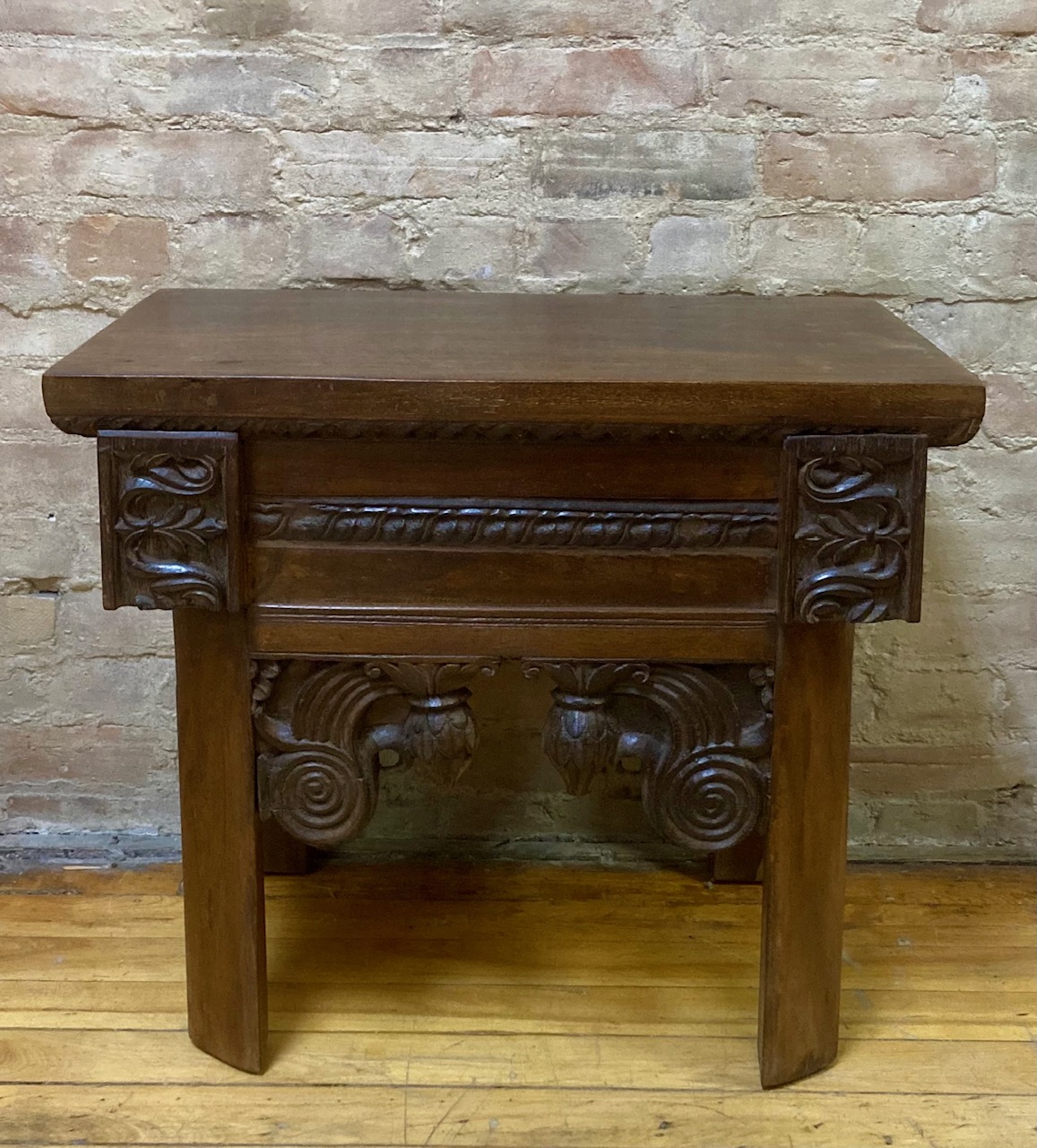 END TABLE / BENCH – CARVED DETAIL