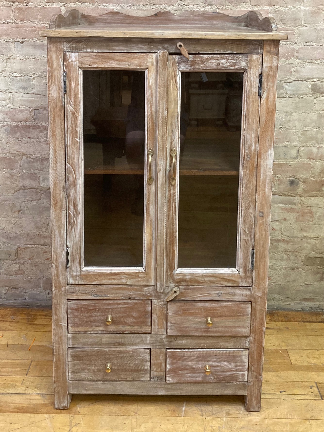 CABINET – TWO GLASS DOORS / FOUR DRAWERS