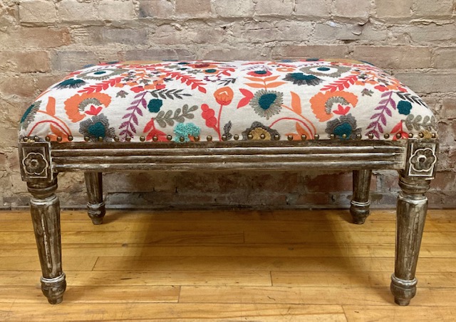 BENCH – CARVED WOOD FRAME – EMBROIDERED VELVET UPHOLSTERY